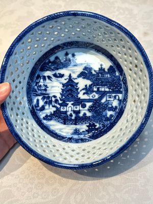 Six Chinese blue and white reticulated baskets with pagodas along a river, Qianlong — photo 15