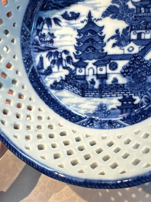 Six Chinese blue and white reticulated baskets with pagodas along a river, Qianlong — photo 16