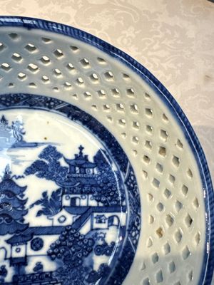 Six Chinese blue and white reticulated baskets with pagodas along a river, Qianlong — photo 18