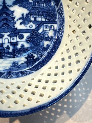 Six Chinese blue and white reticulated baskets with pagodas along a river, Qianlong — photo 19