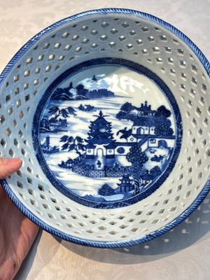 Six Chinese blue and white reticulated baskets with pagodas along a river, Qianlong — photo 2