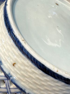 Six Chinese blue and white reticulated baskets with pagodas along a river, Qianlong — photo 22