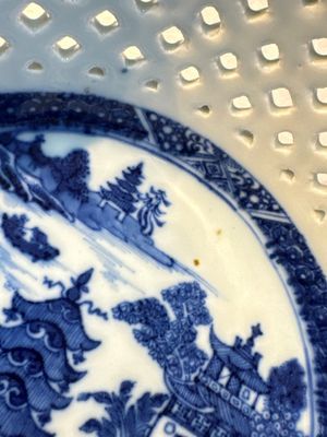 Six Chinese blue and white reticulated baskets with pagodas along a river, Qianlong — photo 24