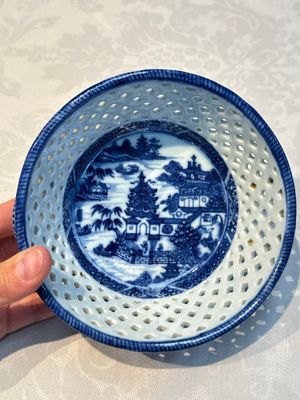 Six Chinese blue and white reticulated baskets with pagodas along a river, Qianlong — photo 25