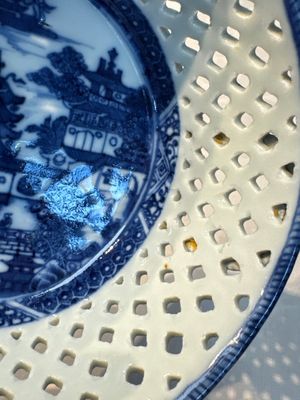 Six Chinese blue and white reticulated baskets with pagodas along a river, Qianlong — photo 26