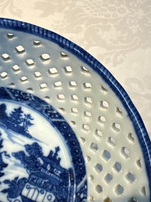 Six Chinese blue and white reticulated baskets with pagodas along a river, Qianlong — photo 27