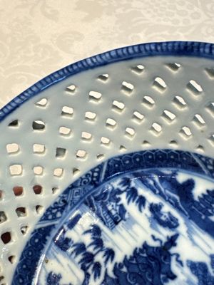 Six Chinese blue and white reticulated baskets with pagodas along a river, Qianlong — photo 28