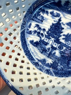Six Chinese blue and white reticulated baskets with pagodas along a river, Qianlong — photo 29