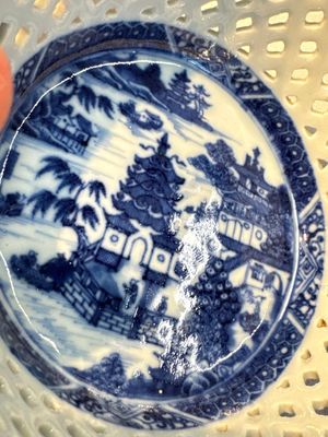 Six Chinese blue and white reticulated baskets with pagodas along a river, Qianlong — photo 30