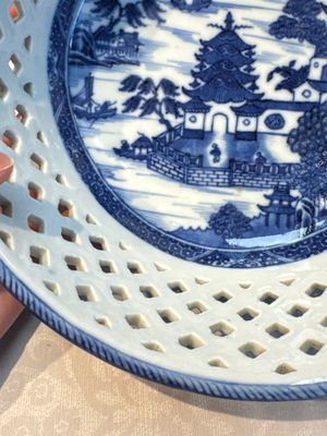 Six Chinese blue and white reticulated baskets with pagodas along a river, Qianlong — photo 3