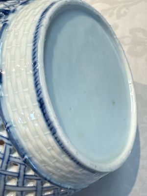 Six Chinese blue and white reticulated baskets with pagodas along a river, Qianlong — photo 32