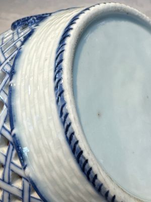 Six Chinese blue and white reticulated baskets with pagodas along a river, Qianlong — photo 37