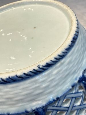 Six Chinese blue and white reticulated baskets with pagodas along a river, Qianlong — photo 39