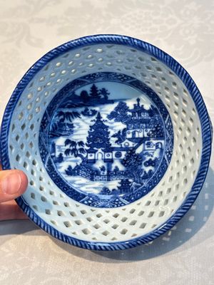 Six Chinese blue and white reticulated baskets with pagodas along a river, Qianlong — photo 41