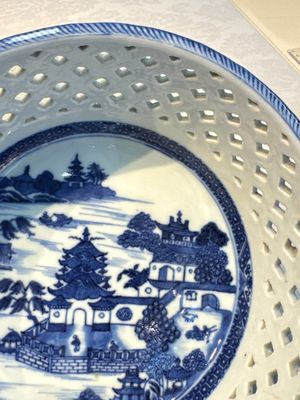 Six Chinese blue and white reticulated baskets with pagodas along a river, Qianlong — photo 5