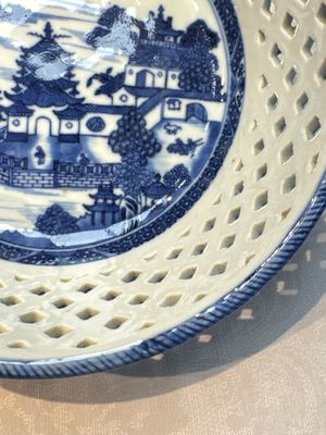 Six Chinese blue and white reticulated baskets with pagodas along a river, Qianlong — photo 6