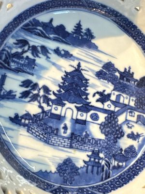 Six Chinese blue and white reticulated baskets with pagodas along a river, Qianlong — photo 7