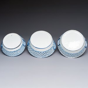 Six Chinese blue and white reticulated baskets with pagodas along a river, Qianlong — photo 12