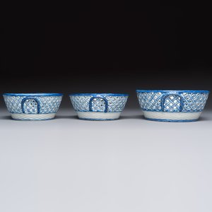 Six Chinese blue and white reticulated baskets with pagodas along a river, Qianlong — photo 3