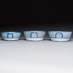 Six Chinese blue and white reticulated baskets with pagodas along a river, Qianlong — photo 9
