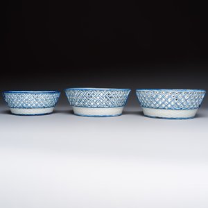 Six Chinese blue and white reticulated baskets with pagodas along a river, Qianlong — photo 10