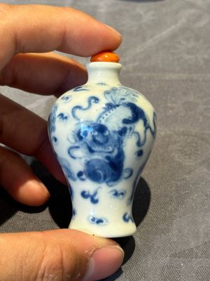 Six Chinese blue and white snuff bottles, 19th C. — photo 11