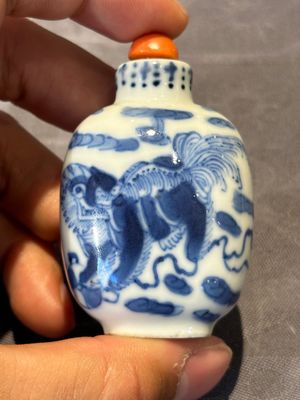 Six Chinese blue and white snuff bottles, 19th C. — photo 19