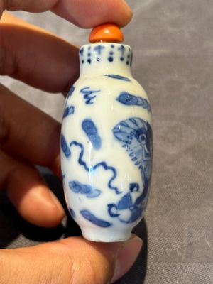 Six Chinese blue and white snuff bottles, 19th C. — photo 20