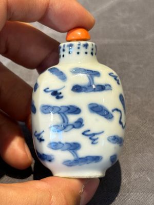 Six Chinese blue and white snuff bottles, 19th C. — photo 21