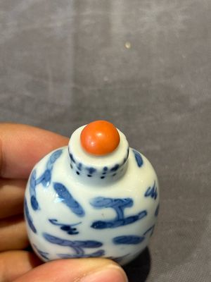 Six Chinese blue and white snuff bottles, 19th C. — photo 23
