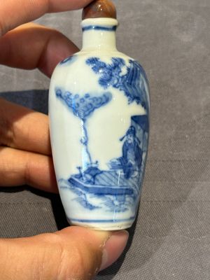 Six Chinese blue and white snuff bottles, 19th C. — photo 25