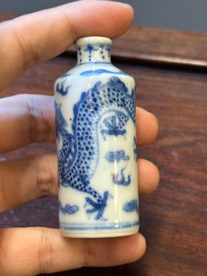 Six Chinese blue and white snuff bottles, 19th C. — photo 33