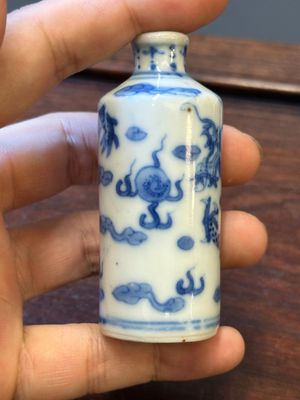 Six Chinese blue and white snuff bottles, 19th C. — photo 35