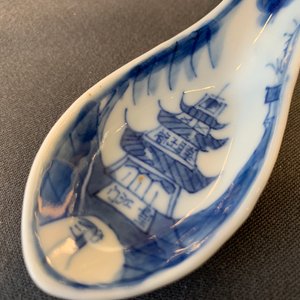 Six Chinese blue and white spoons with figures and pagoda, 19/20th C. — photo 5