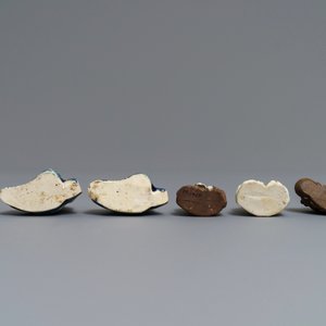 Six Chinese blue, white and celadon biscuit figures, Qianlong — 照片 4