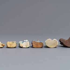 Six Chinese blue, white and celadon biscuit figures, Qianlong — 照片 4