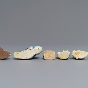Six Chinese blue, white and celadon biscuit figures, Qianlong — 照片 4