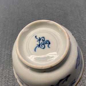Six Chinese blue, white and copper red cups and saucers, Kangxi — photo 31