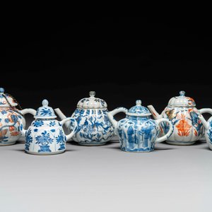 Six Chinese blue-white and Imari-style teapots, Kangxi/Yongzheng — 照片 1