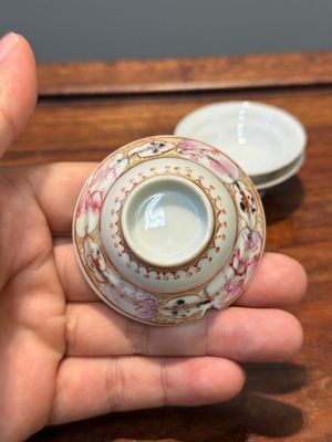 Six Chinese Canton famille rose 'mandarin subject' cups and saucers with four covers, Qianlong — photo 18