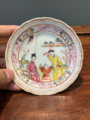 Six Chinese Canton famille rose 'mandarin subject' cups and saucers with four covers, Qianlong — photo 3