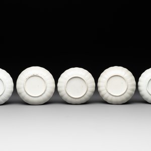 Six Chinese Canton famille rose 'mandarin subject' cups and ten saucers, Qianlong — photo 3