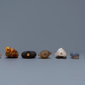 Six Chinese carved agate snuff bottles and a pendant, 19/20th C. — 照片 3