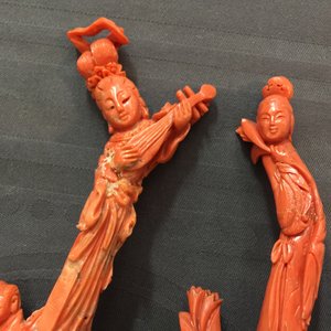 Six Chinese carved coral figures on wooden stands, 19/20th C. — photo 7