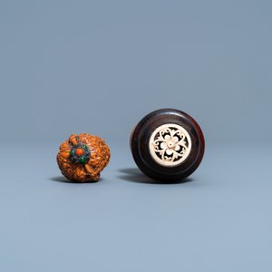 Six Chinese carved fruit pits, a walnut snuff bottle and a gourd cricket box, 19/20th C. — 照片 6