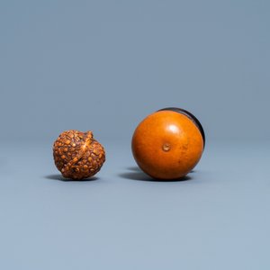 Six Chinese carved fruit pits, a walnut snuff bottle and a gourd cricket box, 19/20th C. — 照片 7