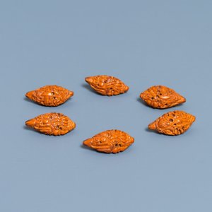 Six Chinese carved fruit pits, a walnut snuff bottle and a gourd cricket box, 19/20th C. — 照片 9