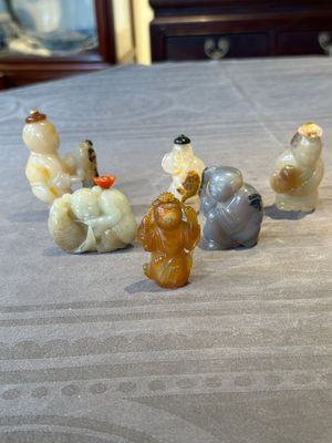 Six Chinese carved jade and agate 'figural' snuff bottles, 19/20th C. — photo 1