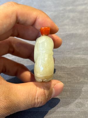 Six Chinese carved jade and agate 'figural' snuff bottles, 19/20th C. — photo 12