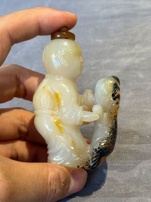 Six Chinese carved jade and agate 'figural' snuff bottles, 19/20th C. — photo 2